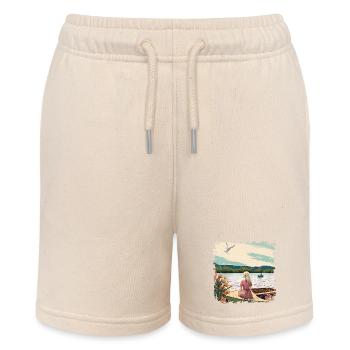 Frau sitzt im Boot am Wasser - Stanley/Stella Teenager Bio-Joggingshorts MINI BOLTER - Natur - Vorne
