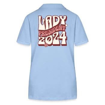 Lady President 2024: Kamala Harris Leads the Way - Stanley/Stella Frauen Bio-Poloshirt ELLISER - sky Blue - Hinten - Luana (180cm)