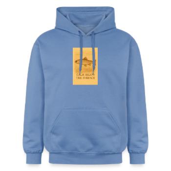 Empreinte de truite calme sous la surface - Sweat à capuche Softstyle® Gildan Unisexe - carolina blue - Devant - Liana (172cm) & Jaron (178cm)