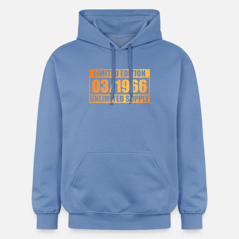 60e anniversaire édition limitée - ꝏ Approvisionnement 03/1966 - Sweat à capuche Softstyle® Gildan Unisexe - carolina blue
