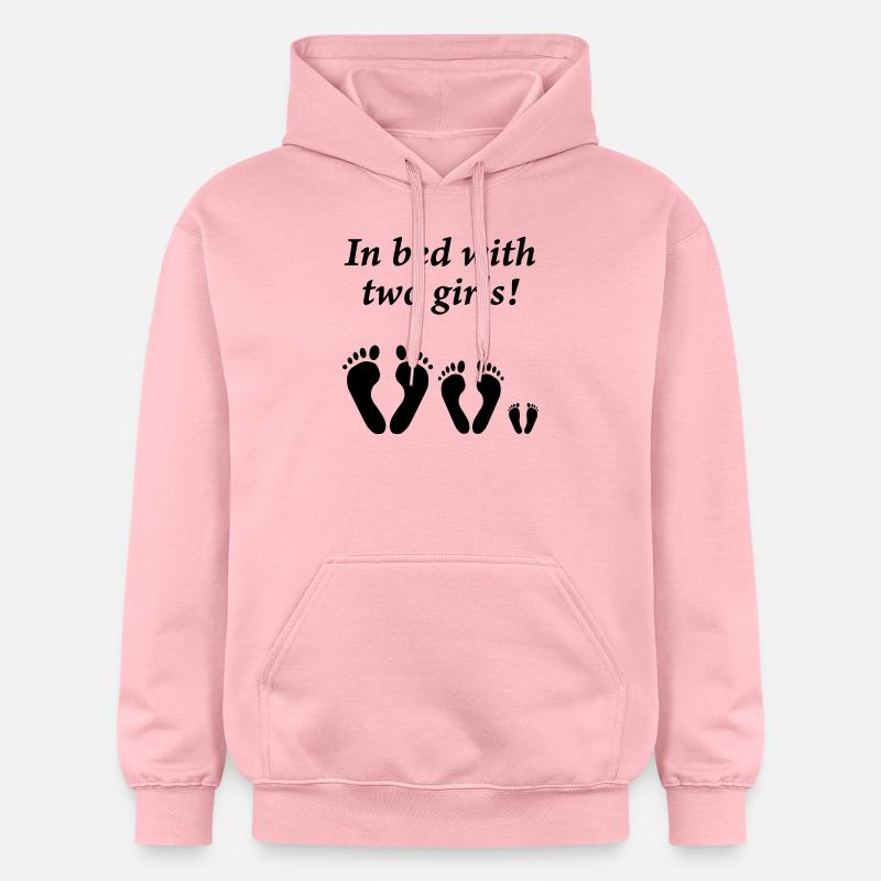Au lit avec deux filles - Sweat à capuche Softstyle® Gildan Unisexe - rose clair