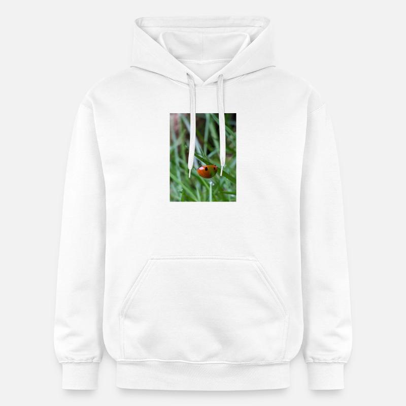 Gros plan : Coccinelle sur l’herbe - Sweat à capuche Softstyle® Gildan Unisexe - blanc