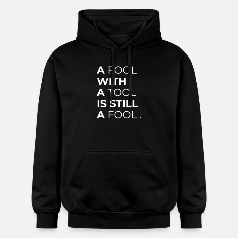 Toolwise Fool: Mutige Typografie - Gildan Unisex Softstyle® Midweight Hoodie - Schwarz