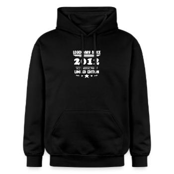 2012 - Jahrgang 2012 - Baujahr 2012 - Gildan Unisex Softstyle® Midweight Hoodie - Schwarz - Vorne - Marisol (170cm) & Nik (191cm)