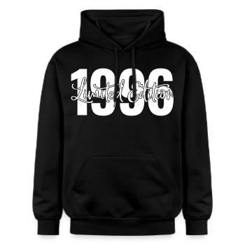Limited edition 1996 - Gildan Unisex Softstyle® Midweight Hoodie - Schwarz - Vorne - Marisol (170cm) & Nik (191cm)