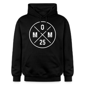 Mom 25 - Baby - Muttertag - Mama 2025 Geschenk - Gildan Unisex Softstyle® Midweight Hoodie - Schwarz - Vorne - Marisol (170cm) & Nik (191cm)