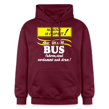 Busfahrer Bus Omnibus Kraftfahrer Nobody (25) - Gildan Unisex Softstyle® Midweight Hoodie - Maroon - Vorne - Liana (172cm) & Jaron (178cm)
