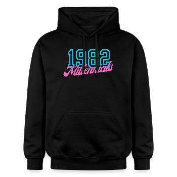 1982 Millennial Retro Numeric Design - Sweat à capuche Softstyle® Gildan Unisexe - noir - Devant - Marisol (170cm) & Nik (191cm)