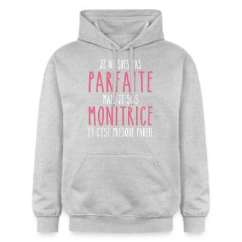 Pas parfaite mais je suis Monitrice - Sweat à capuche Softstyle® Gildan Unisexe - gris clair chiné - Devant - Liana (172cm) & Jaron (178cm)