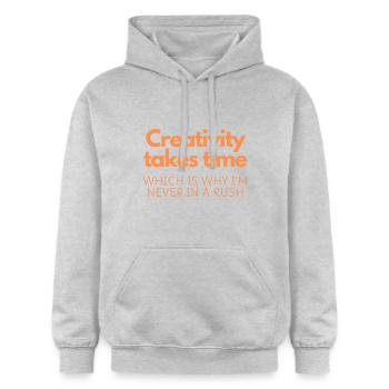 Kreativität braucht Zeit - Gildan Unisex Softstyle® Midweight Hoodie - Hellgrau meliert - Vorne - Liana (172cm) & Jaron (178cm)