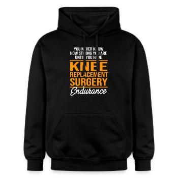 Knie Operation - Gildan Unisex Softstyle® Midweight Hoodie - Schwarz - Vorne - Marisol (170cm) & Nik (191cm)