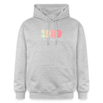 Année de naissance 1989 - Sweat à capuche Softstyle® Gildan Unisexe - gris clair chiné - Devant - Liana (172cm) & Jaron (178cm)