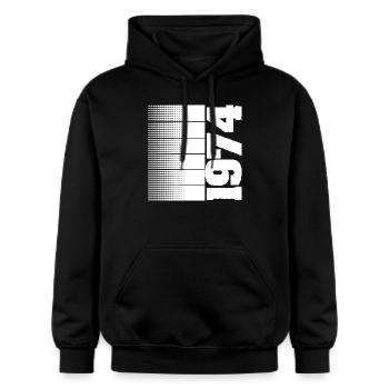 1974 - Gildan Unisex Softstyle® Midweight Hoodie - Schwarz - Vorne - Marisol (170cm) & Nik (191cm)