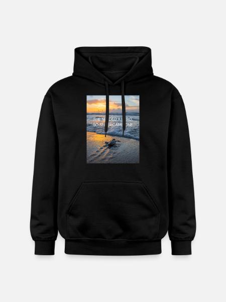 She needed a hero - Gildan Unisex Softstyle® Midweight Hoodie - Schwarz