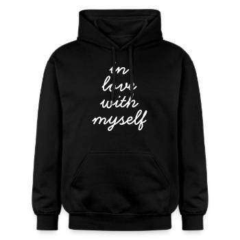 Chemise In Love With Myself – Self Love & Confidence - Sweat à capuche Softstyle® Gildan Unisexe - noir - Devant - Marisol (170cm) & Nik (191cm)