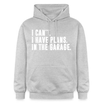 I Can't I Have Plans In The Garage Grafik - Gildan Unisex Softstyle® Midweight Hoodie - Hellgrau meliert - Vorne - Liana (172cm) & Jaron (178cm)