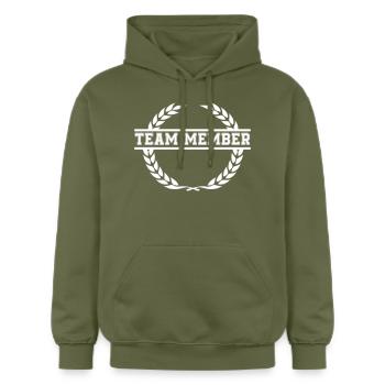 Membre de l’équipe Wreath - Sweat à capuche Softstyle® Gildan Unisexe - vert militaire - Devant - Marisol (170cm) & Nik (191cm)