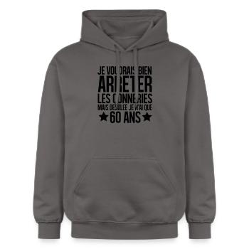 désolée je n'ai que 60 ans - Sweat à capuche Softstyle® Gildan Unisexe - gris foncé - Devant - Marisol (170cm) & Nik (191cm)