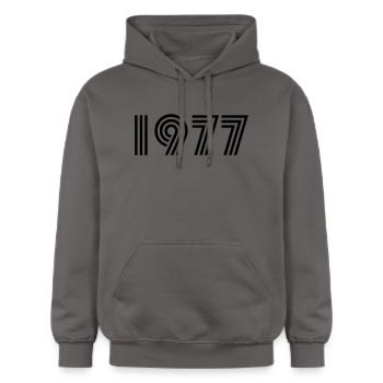 20er Geburtstags Shirt 1977 - Gildan Unisex Softstyle® Midweight Hoodie - Dunkelgrau - Vorne - Marisol (170cm) & Nik (191cm)