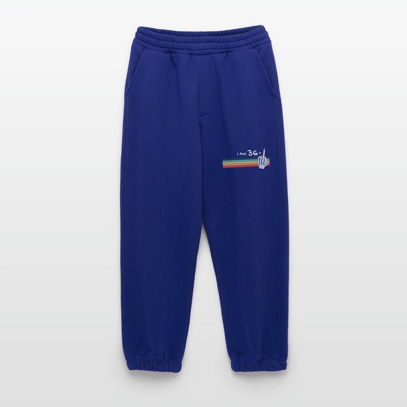 Ich bin nicht 37, ich bin 36 plus Mittelfinger Retro Heavyweight Jogginghose - made by SPREAD 