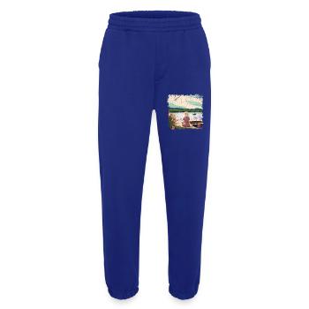 Frau sitzt im Boot am Wasser - Heavyweight Jogginghose - made by SPREAD  - Iconic Blue - Vorne