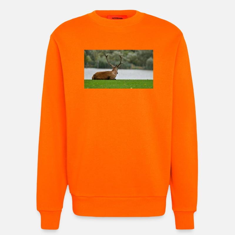 Hirsche am Ufer des Sees - Sweatshirt - made by SPREAD  - SUNSET ORANGE