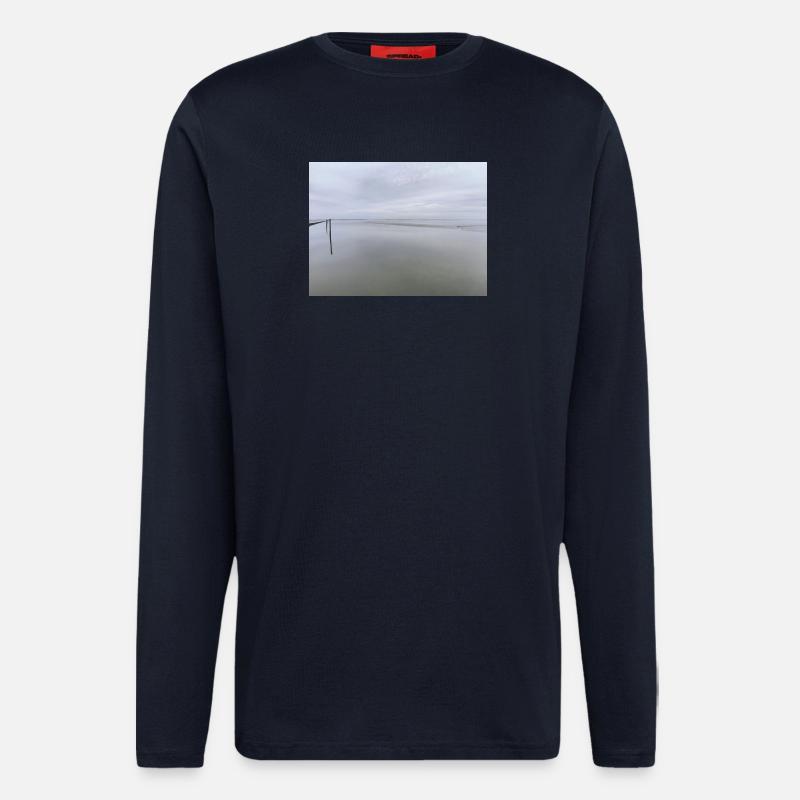 Stiller Meeresufer mit Himmelreflexion - Langarmshirt - made by SPREAD  - DARK NAVY