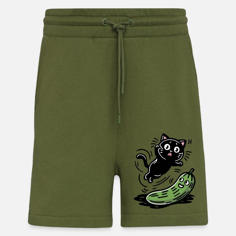 Chat effrayé et concombre - Short bio décontracté fabriqué en UE - MOSS GREEN