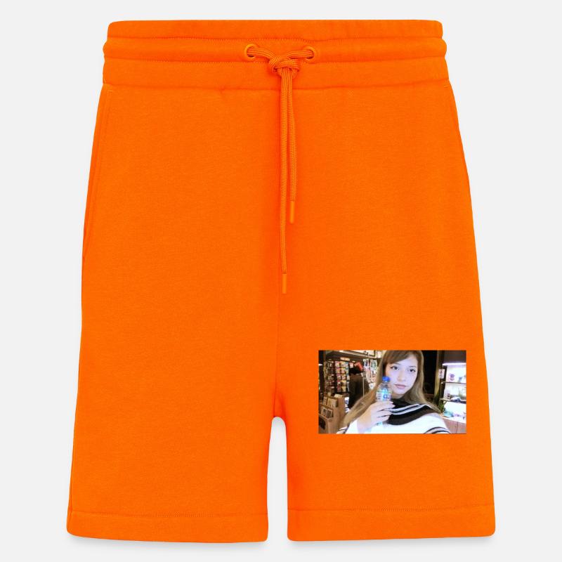 Portrait d’un modèle au musée - Short bio décontracté fabriqué en UE - SUNSET ORANGE