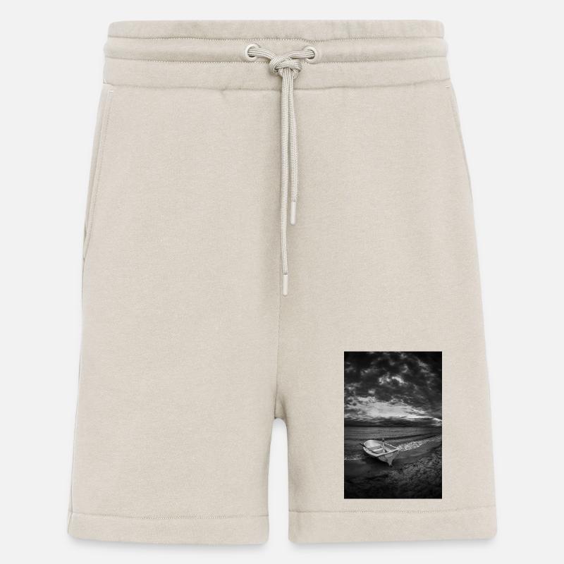 Ein Boot an einem dunklen Ufer - Shorts - made by SPREAD - WARM CLAY