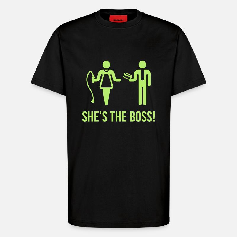 She's The Boss! (Ehefrau & Ehemann) - T-Shirt - made by SPREAD - SOLID BLACK