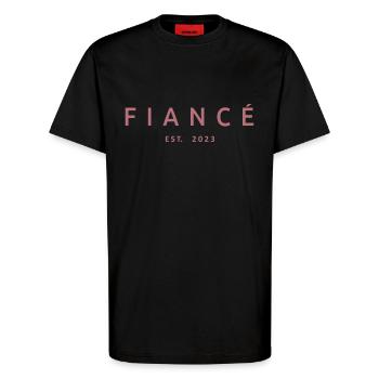 Verlobte Est. 2023 Verlobungsgeschenk Hochzeit des Bräutigams - T-Shirt - made by SPREAD - SOLID BLACK - Vorne - Alina (178cm) & Michal (187cm)