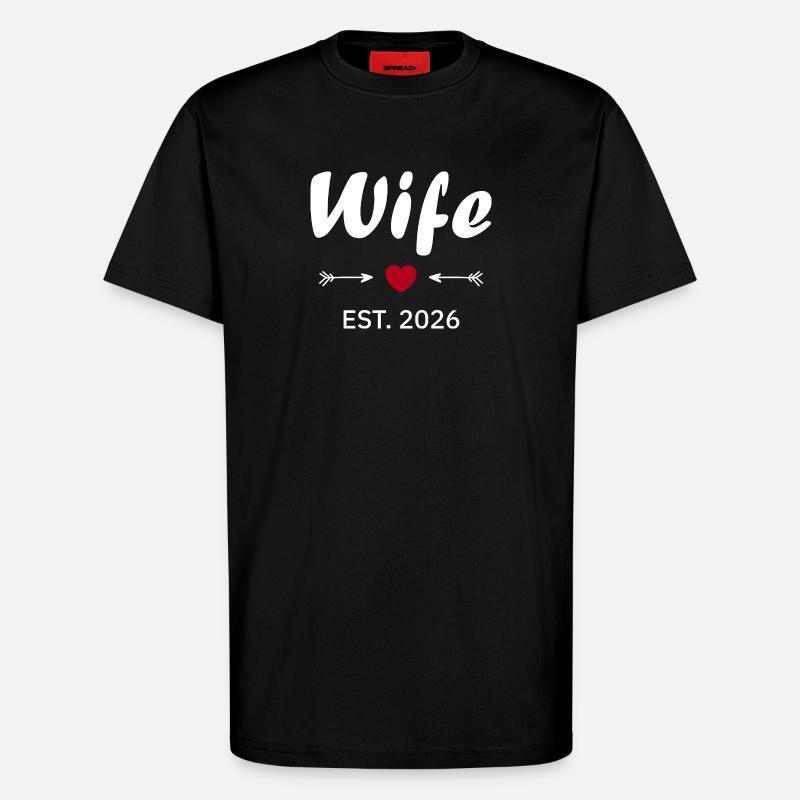 Ehefrau ist 2026 - T-Shirt - made by SPREAD - SOLID BLACK