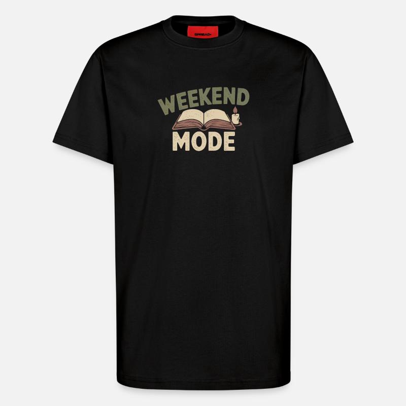 Weekend Mode – Cozy Buch & Kerze - T-Shirt - made by SPREAD - SOLID BLACK