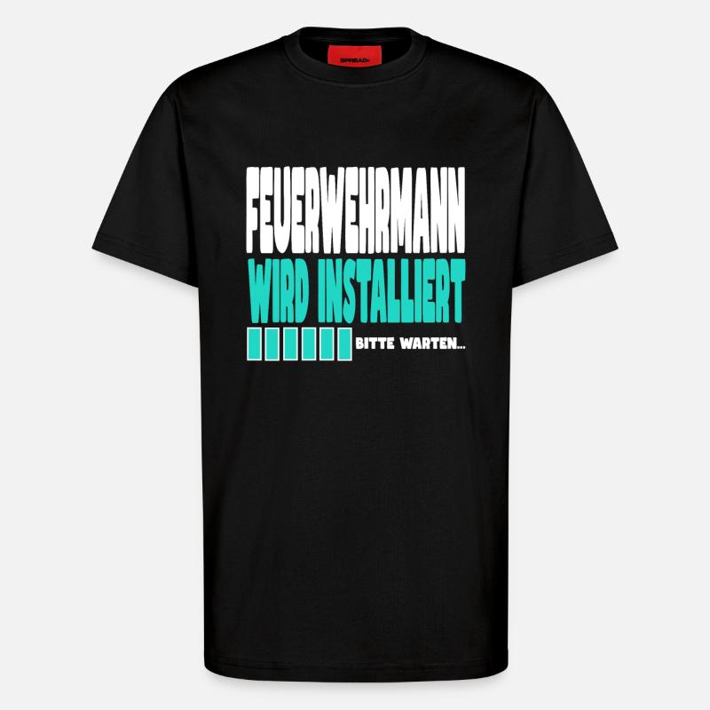 Feuerwehrmann wird installiert - T-Shirt - made by SPREAD - SOLID BLACK