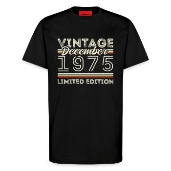 Vintage Décembre 1975 - 50e Anniversaire Décember - T-shirt bio décontracté fabriqué en UE - SOLID BLACK - Devant - Alina (178cm) & Michal (187cm)