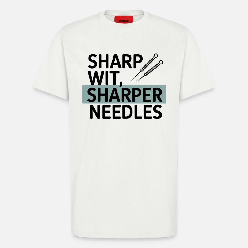 Sharp Wit, Sharper Needles Akupunkteur Beruf - T-Shirt - made by SPREAD - OFF WHITE