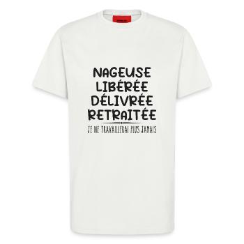 Schwimmer feiert Ruhestand mit Humorgeschenk - T-Shirt - made by SPREAD - OFF WHITE - Vorne - Alina (178cm) & Michal (187cm)