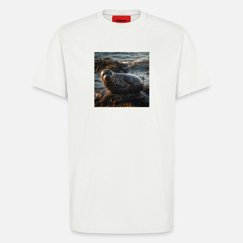 Robbe auf der Klippe am Meer - T-Shirt - made by SPREAD - OFF WHITE