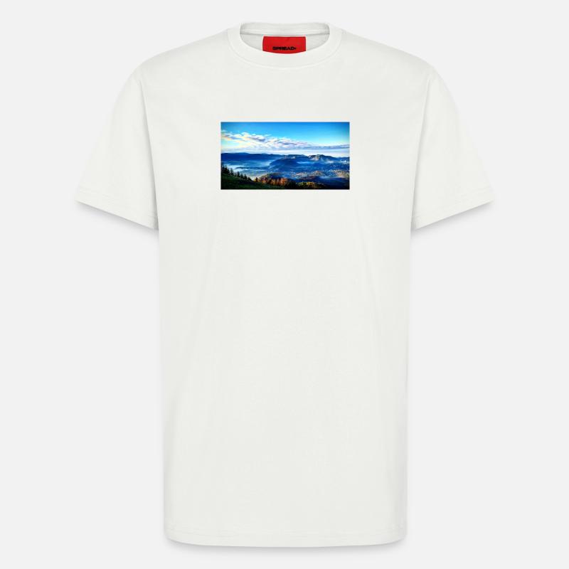 Morgennebel Berglandschaft - T-Shirt - made by SPREAD - OFF WHITE