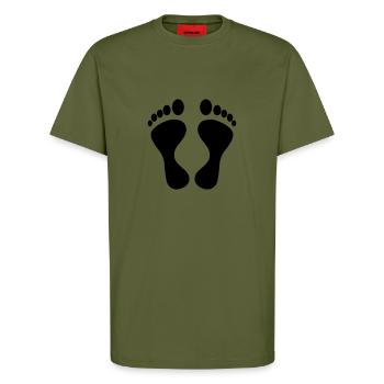pied - T-shirt bio décontracté fabriqué en UE - MOSS GREEN - Devant - Alina (178cm) & Michal (187cm)