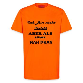 Sternzeichen Löwe - T-Shirt - made by SPREAD - SUNSET ORANGE - Vorne - Alina (178cm) & Michal (187cm)