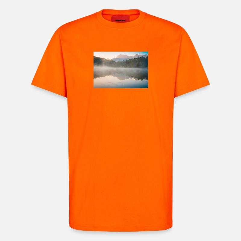 Morgennebel am stillen See - T-Shirt - made by SPREAD - SUNSET ORANGE