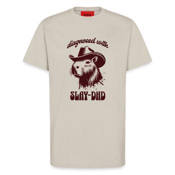Diagnosed with Slay-DHD - Lustiges Capybara Design - T-Shirt - made by SPREAD - WARM CLAY - Vorne - Alina (178cm) & Michal (187cm)