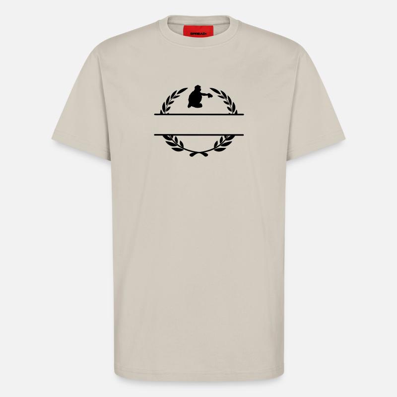 Catcher-Baseballspieler im Lorbeerkranz-Monogramm - T-Shirt - made by SPREAD - WARM CLAY