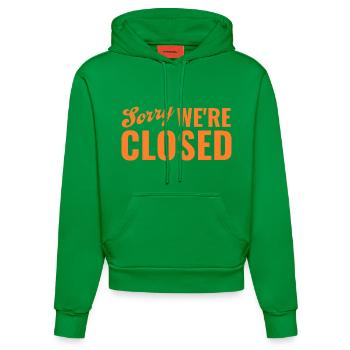 Sorry We’re Closed – Ironisches Statement - Organic Fitted Hoodie Made in EU - City Green - Vorne