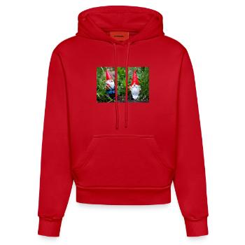 Gartenwichtel im Blumengarten - Organic Fitted Hoodie Made in EU - Rot - Vorne