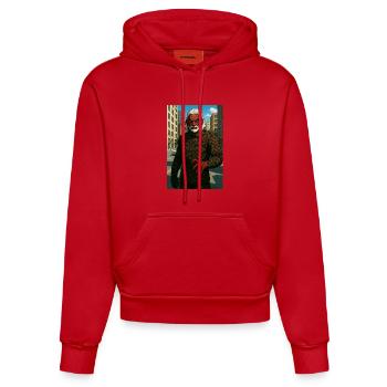 Purpurrote Maske in den Straßen der Stadt - Organic Fitted Hoodie Made in EU - Rot - Vorne