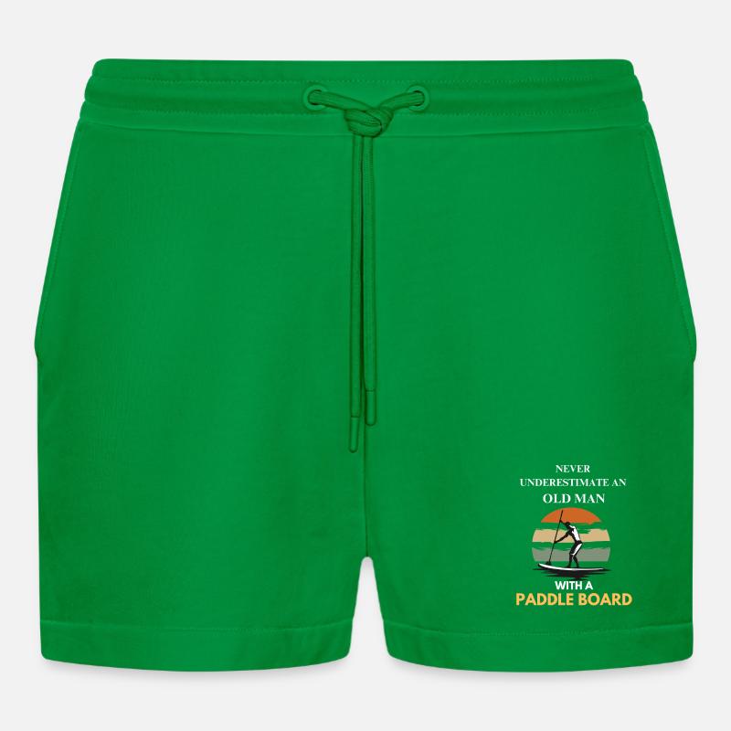 Alter Mann mit einem Paddleboard - Organic Relaxed Cropped Shorts Made in EU - City Green