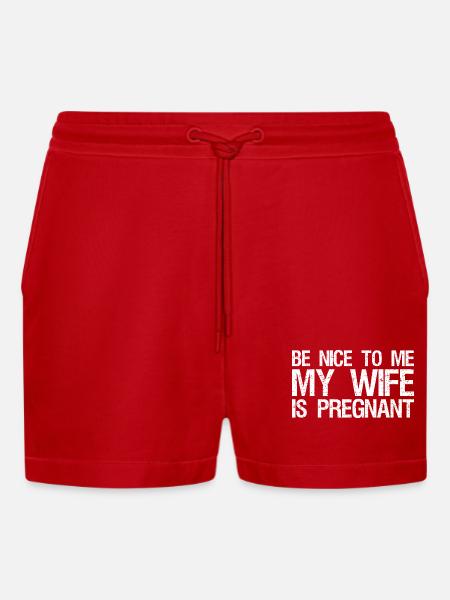 Vær snill mot meg, min kone er gravid, søt pappa - Organic Relaxed cropped shorts produsert i EU - rød